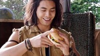 Agar tak bosan dengan makanan sehat yang itu-itu saja. Yoshi juga memiliki cheating day, di mana dirinya bisa menyantap burger yang disukainya. Foto: Instagram/FB Yoshi Sudarso