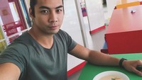 Sementara ini pose Yoshi saat sedang makan bubur. Jadi meski tinggal lama di Amerika, dirinya tetap senang makanan Asia terutama Indonesia.  Foto: Instagram/FB Yoshi Sudarso
