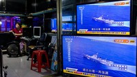 Televisi menayangkan siaran berita live tentang latihan militer China. Taiwan menyatakan siaga penuh terhadap kemungkinan serangan China. Bungker sudah disiapkan jika terjadi serangan udara ke sejumlah kota di Taiwan.