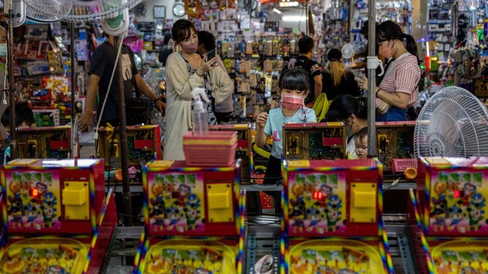 TAIPEI, TAIWAN - AUGUST 04: (D-CA) A man buys scratch-off lottery tickets from a local street vendor on August 04, 2022 in Taipei, Taiwan. Taiwan remained tense after Speaker of the U.S. House Of Representatives Nancy Pelosi visited earlier this week, as part of a tour of Asia aimed at reassuring allies in the region. (Photo by Annabelle Chih/Getty Images)