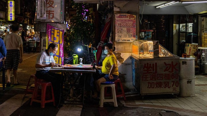 1412887470 TAIPEI, TAIWAN - AUGUST 04: (D-CA) A man buys scratch-off lottery tickets from a local street vendor on August 04, 2022 in Taipei, Taiwan. Taiwan remained tense after Speaker of the U.S. House Of Representatives Nancy Pelosi visited earlier this week, as part of a tour of Asia aimed at reassuring allies in the region. (Photo by Annabelle Chih/Getty Images)