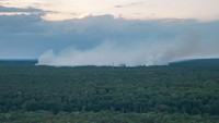 Terdengar bunyi ledakan hampir sepanjang hari akibat timbunan mesiu PD II yang ikut terbakar. Ledakan bom itu menghambat upaya petugas pemadam kebakaran untuk mencapai lokasi. (Christian Ender/Getty Images)