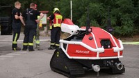 Petugas pemadam kebakaran memimpin kendaraan robot ke lokasi kebakaran. (Sean Gallup/Getty Images)