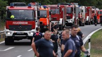 Deretan truk pemadam kebakaran bersiaga di dekat lokasi kebakaran di Berlin, Jerman, Jumat (5/8/2022) . (Sean Gallup/Getty Images)