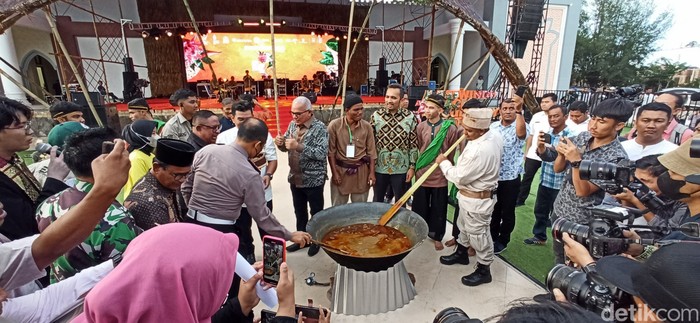 Aceh Culinary Festival (ACF) 2022 dibuka dengan mengaduk dan menyantap kuah beulangong.