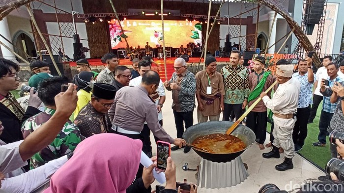 Aceh Culinary Festival (ACF) 2022 dibuka dengan mengaduk dan menyantap kuah beulangong.