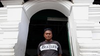 Potret Gugun putra Banten, ia pernah mengunakan beberapa jimat dan belajar ilmu hitam ke berapa perguruan, kini ia telah tobat dan menjadi juru parkir di Kawasan Masjid Agung Banten Lama, Kota Serang. Foto: Dikhy Sasra/detikcom