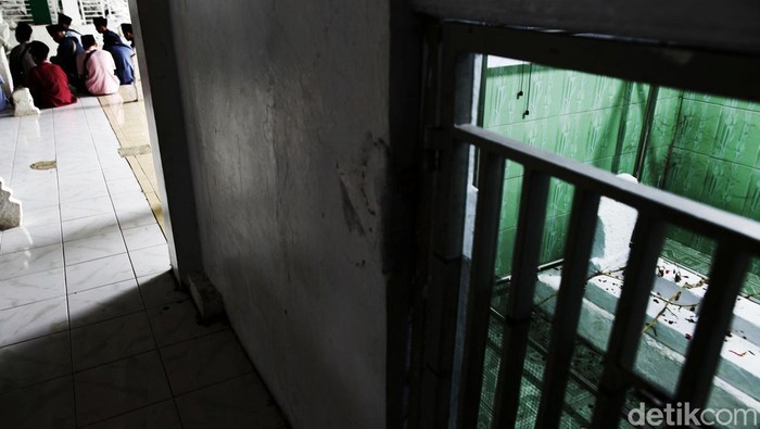 Aksi βMbah Dukunβ Banten Memiliki orang yang di-tuakan dan punya kekuatan magis menjadi satu hal yang lumrah bagi orang Banten. Dunia perdukunan pun tak ada yang aneh bagi mereka.