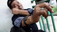  Salah seorang staff Masjid Agung Banten terlihat mengunakan Akar Bahar, Ia menyebut gelang itu sebagai pegangan dan menambah percaya diri. Foto: Dikhy Sasra/detikcom