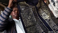 Sampai saat ini masih banyak kita jumpai alat atau benda (jimat) dijual bebas di kawasan Banten Lama, salah satunya rompi dengan tulisan Arab. Proses islamisasi di Banten beda dengan daerah lain di Jawa yang menggunakan medium wayang kulit untuk memperluas penyebaran agama. Foto: Dikhy Sasra/detikcom