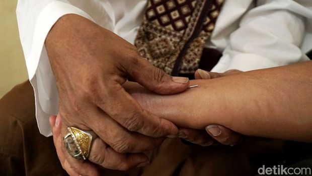 Memiliki orang yang di-tuakan dan punya kekuatan magis menjadi satu hal yang lumrah bagi orang Banten. Dunia perdukunan pun tak ada yang aneh bagi mereka.