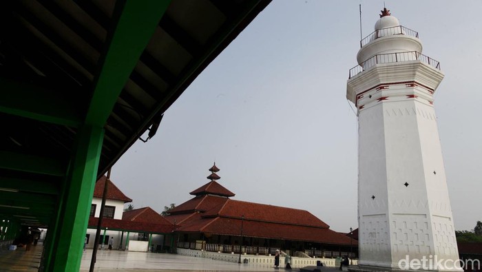 Aksi ‘Mbah Dukun’ Banten Memiliki orang yang di-tuakan dan punya kekuatan magis menjadi satu hal yang lumrah bagi orang Banten. Dunia perdukunan pun tak ada yang aneh bagi mereka.