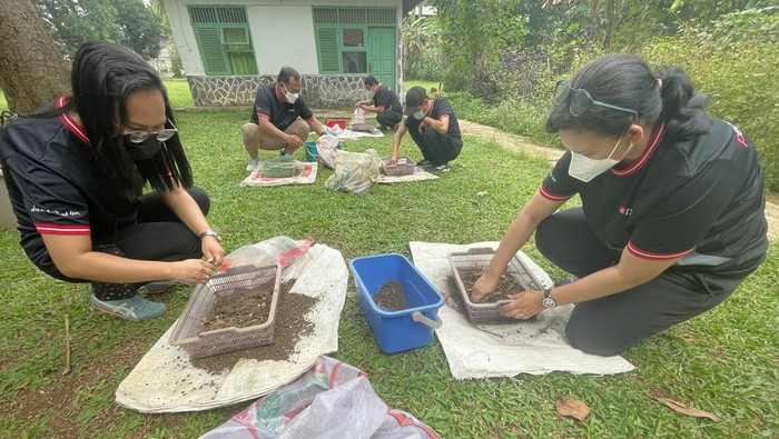 Aksi Menjaga Lingkungan dan Kurangi Sampah dengan Kompos Kolektif Program Kompos Kolektif mengajak masyarakat mengadaptasi prinsip βSustainable More, Waste Less,β atau gaya hidup yang lebih berkelanjutan, salah satunya dengan mengurangi sampah makanan.