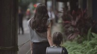 Aktor, penyiar radio, sekaligus MC Ringgo Agus juga antusias mengantar anaknya berangkat sekolah ditemani sang istri. Ringgo mengunggah foto istri menggandeng anaknya menuju gerbang sekolah di Instagramnya.Ia juga curhat ia sempat kesulitan mencari sepatu hitam karena ludes di mana-mana. Detkers, ada yang pernah mengalami hal yang sama? (Foto: IG Ringgoagus)