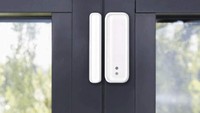 Pasang alat bersensor di pintu dan jendela yang akan mengirimkan notifikasi langsung ke ponsel kita kalau dibuka. Foto: Dok. Brightside