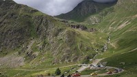 Jalan yang satu ini populer karena kerap jadi lokasi lomba sepeda Tour de France. Ada 21 tikungan tajam yang disuguhkan. (Getty Images/Doug Pensinger)