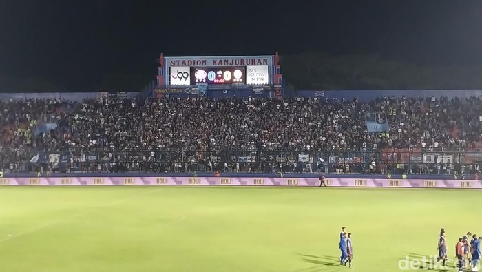 Laga Arema FC vs PSS Sleman di pekan ketiga Liga 1 2022/2023 digelar pada Jumat (5/8/2022) pukul 20.30 WIB. Sejak menit awal, kedua tim langsung tampil menyerang.