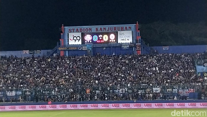 Laga Arema FC vs PSS Sleman di pekan ketiga Liga 1 2022/2023 digelar pada Jumat (5/8/2022) pukul 20.30 WIB. Sejak menit awal, kedua tim langsung tampil menyerang.