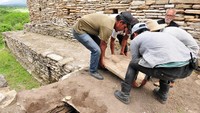 Para arkeolog menemukan 400 bejana berisi abu manusia yang dicampur dengan karet dan akar.