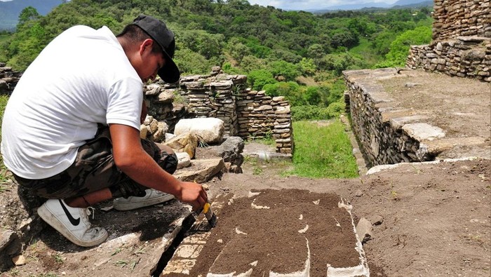 Arkeolog Temukan Tampat Upacara Kremasi Suku Maya An archeologist of the National Institute of Anthropology and History (INAH) works in the area where remains were found that reveal cremation rites for Mayan rulers at Tonina pyramid, in Ocosingo, Chiapas state, Mexico in this handout picture obtained by Reuters on August 1, 2022. INAH/Handout via REUTERS ATTENTION EDITORS - THIS IMAGE HAS BEEN SUPPLIED BY A THIRD PARTY. NO RESALES. NO ARCHIVES