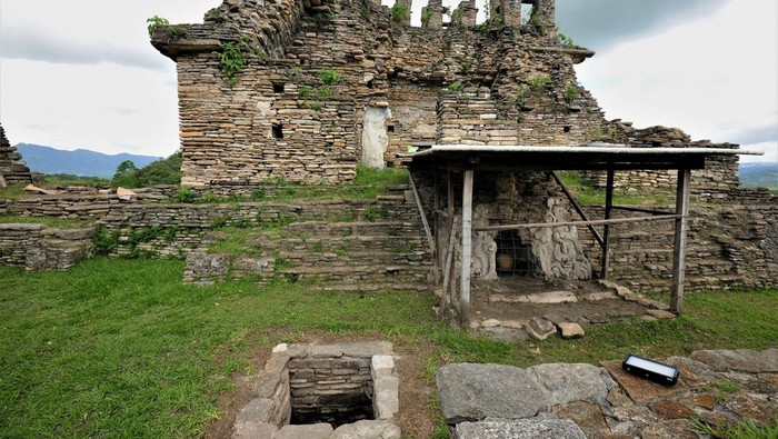Arkeolog Temukan Tampat Upacara Kremasi Suku Maya An archeologist of the National Institute of Anthropology and History (INAH) works in the area where remains were found that reveal cremation rites for Mayan rulers at Tonina pyramid, in Ocosingo, Chiapas state, Mexico in this handout picture obtained by Reuters on August 1, 2022. INAH/Handout via REUTERS ATTENTION EDITORS - THIS IMAGE HAS BEEN SUPPLIED BY A THIRD PARTY. NO RESALES. NO ARCHIVES