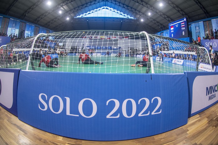 Suasana pertandingan final goalball putra antara Indonesia melawan Thailand pada final Goalball putra ASEAN Para Games 2022 di GOR Kentingan, Solo, Jawa Tengah, Jumat (5/8/2022). Tim goalball putra Indonesia menyumbangkan medali perak usai kalah dari lawannya dengan skor 12-13. ANTARA FOTO/Muhammad Adimaja/YU