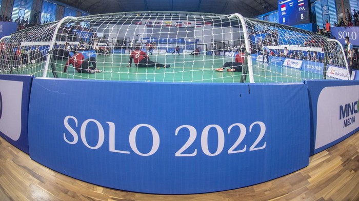 Suasana pertandingan final goalball putra antara Indonesia melawan Thailand pada final Goalball putra ASEAN Para Games 2022 di GOR Kentingan, Solo, Jawa Tengah, Jumat (5/8/2022). Tim goalball putra Indonesia menyumbangkan medali perak usai kalah dari lawannya dengan skor 12-13. ANTARA FOTO/Muhammad Adimaja/YU