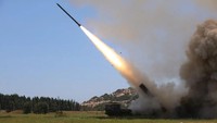 Begini detik-detik peluncuran roket dari Komando Teritorial Timur, Tentara Pembebasan Rakyat China (PLA) saat melakukan latihan perang ke perairan lepas pantai timur Taiwan, dari lokasi yang dirahasiakan, Kamis (4/8/2022).
