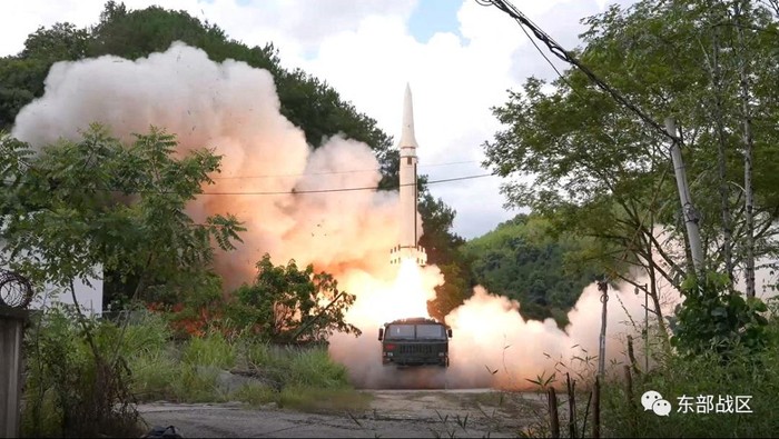 ASIA-PELOSI/rudal The Ground Force under the Eastern Theatre Command of China's People's Liberation Army (PLA) conducts a long-range live-fire drill into the Taiwan Strait, from an undisclosed location in this handout released on August 4, 2022. Eastern Theatre Command/Handout via REUTERS ATTENTION EDITORS - THIS IMAGE WAS PROVIDED BY A THIRD PARTY. MANDATORY CREDIT. NO RESALES. NO ARCHIVES.