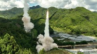 Rudal yang terlihat di antara bukit hijau di sebuah lokasi yang dirahasiakan. Latihan perang tersebut membuat hubungan China-Taiwan pada titik didih sejak beberapa dekade terakhir.