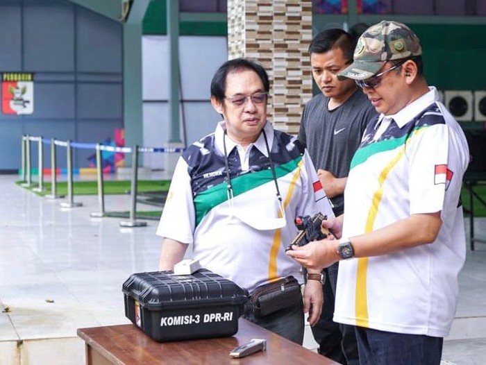 Bamsoet latihan menembak.