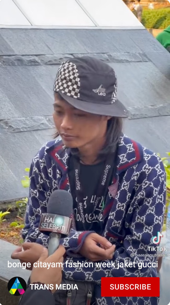 Berdasarkan penelusuruan, busana yang dipakai Bonge tersebut mirip dengan jaket Gucci seri GG jersey blazer. Saat ini blazer jaket tersebut sudah tidak ditemukan di situs resmi Gucci. Namun di situs belanja lainnya yaitu ikrix diketahui jaket Gucci tersebut harganya mencapai US$ 3.554 atau sekitar Rp 52,8 juta. Foto: Dok. YouTube Trans Media