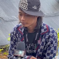 Berdasarkan penelusuruan, busana yang dipakai Bonge tersebut mirip dengan jaket Gucci seri GG jersey blazer. Saat ini blazer jaket tersebut sudah tidak ditemukan di situs resmi Gucci. Namun di situs belanja lainnya yaitu ikrix diketahui jaket Gucci tersebut harganya mencapai US$ 3.554 atau sekitar Rp 52,8 juta. Foto: Dok. YouTube Trans Media