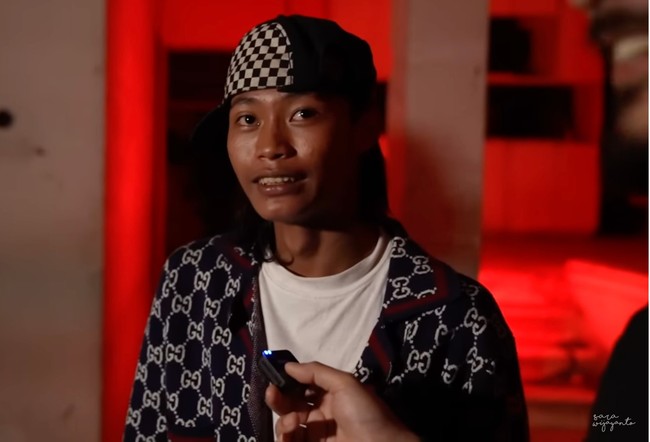 Jaket ‘Gucci’ serupa dipakai Bonge saat menjadi bintang tamu DMS di channel YouTube Sara Wijayanto. Sara dan rekannya Fadi Iskandar sempat bertanya pada Bonge soal ‘harga outfit.’  Foto: Dok. YouTube Sara Wijayanto