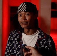 Jaket ‘Gucci’ serupa dipakai Bonge saat menjadi bintang tamu DMS di channel YouTube Sara Wijayanto. Sara dan rekannya Fadi Iskandar sempat bertanya pada Bonge soal ‘harga outfit.’  Foto: Dok. YouTube Sara Wijayanto