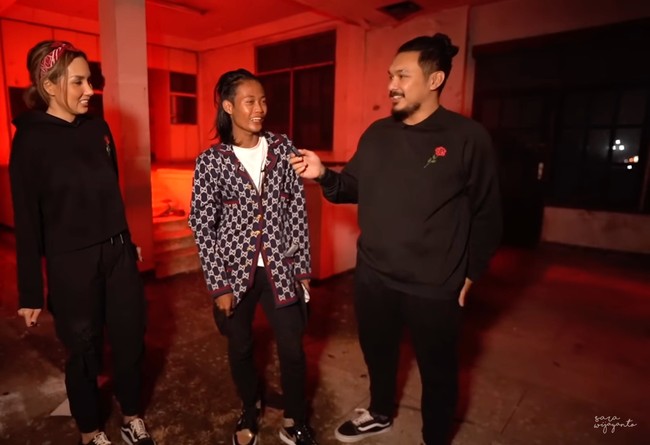 Bonge mengaku dia memakai sneakers Air Jordan seharga Rp 7 juta. Jaket yang dipakainya disebutnya merek Gucci seharga Rp 10 juta. Sedangkan kaus putih yang dikenakannya pemberian dari YouTuber Kelvin Jojo atau Kelvin Joshua. Foto: Dok. YouTube Sara Wijayanto