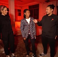 Bonge mengaku dia memakai sneakers Air Jordan seharga Rp 7 juta. Jaket yang dipakainya disebutnya merek Gucci seharga Rp 10 juta. Sedangkan kaus putih yang dikenakannya pemberian dari YouTuber Kelvin Jojo atau Kelvin Joshua. Foto: Dok. YouTube Sara Wijayanto