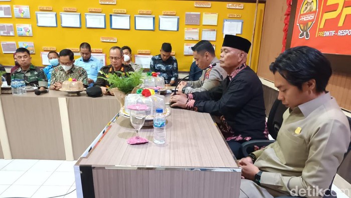 Bupati Enrekang Muslimin Bando (berpeci hitam) menghadiri mediasi dengan warga terkait sengketa lahan kelapa sawit PTPN XIV di Maiwa. (Rachmat/detikSulsel)