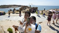 Suasana Pantai Pingtan, China, Jumat (5/8/2022) yang masih ramai turis. Seperti dilansir AFP, Jumat (5/8/2022), Taiwan menyebut latihan militer China yang akan digelar hingga Minggu (7/8) mendatang itu sangat provokatif. (AP Photo/Ng Han Guan)