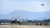 Disebutkan juga oleh militer China bahwa latihan itu melibatkan Angkatan Laut, Angkatan Udara dan departemen-departemen lainnya. Latihan militer besar-besaran China ini rencananya akan digelar hingga Minggu (7/8) mendatang. Fu Gan/Xinhua via AP.