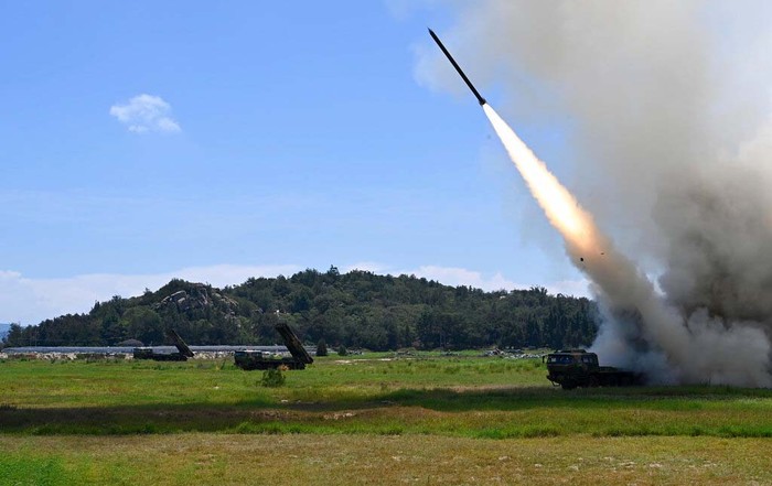 China unjuk gigi usai Ketua DPR Amerika Serikat (AS) Nancy Pelosi mengunjungi Taiwan. Unjuk gigi itu dilakukan China dengan menggelar latihan militer besar-besaran.