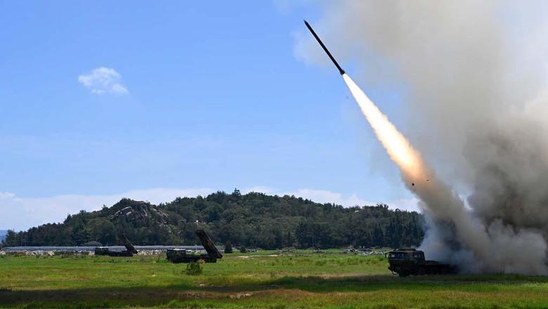 China Unjuk Kekuatan Usai Taiwan Disambangi Pelosi China unjuk gigi usai Ketua DPR Amerika Serikat (AS) Nancy Pelosi mengunjungi Taiwan. Unjuk gigi itu dilakukan China dengan menggelar latihan militer besar-besaran.