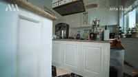 Dapurnya dibuat dengan nuansa serba putih. Terlihat dari furniturenya yang memiliki perpaduan putih dan granit coklat. Foto: YouTube