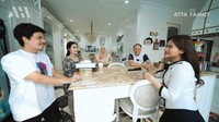 Selain itu, di dapurnya juga terdapat meja makan dan beberapa kursi. Iis menyebutkan bahwa meja itu biasa jadi tempat mereka untuk ngopi bareng. Foto: YouTube