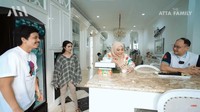 Di sebelah meja untuk ngopi itu ada meja dengan beberapa kursi yang difungsikan sebagai meja makan. Foto: YouTube