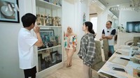 Di dekat meja makan tersebut ada sebuah rak yang dijadikan tempat untuk menyimpan piala dan pencapaian selama berkarir sebagai pedangdut. Foto: YouTube