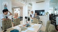 Ruang makan keluarga tersebut juga dilengkapi dengan televisi. Jadi mereka bisa makan sambil menikmati hiburan atau sampai karaoke. Foto: YouTube