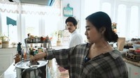 Begini keseruan saat Iis Dahlia mengajak Atta Halilintar dan Aurel Hermansyah untuk main di dapurnya. Saat itu, Iis membuatkan bakso untuk mereka. Foto: YouTube