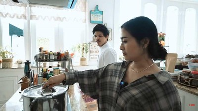 Bersih Elegan! 10 Potret Dapur Iis Dahlia yang Bernuansa Serba Putih