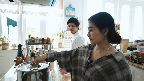 Bersih Elegan! 10 Potret Dapur Iis Dahlia yang Bernuansa Serba Putih